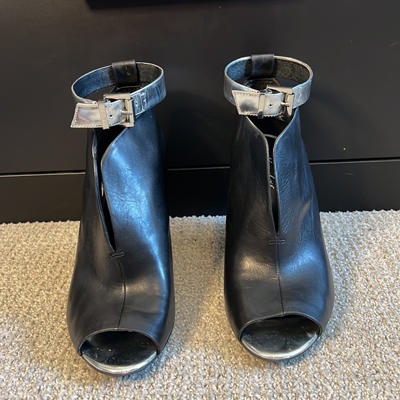 LOVIN’ KENNETH COLE SILVER ANKLE STRAP - Picture 2 of 4